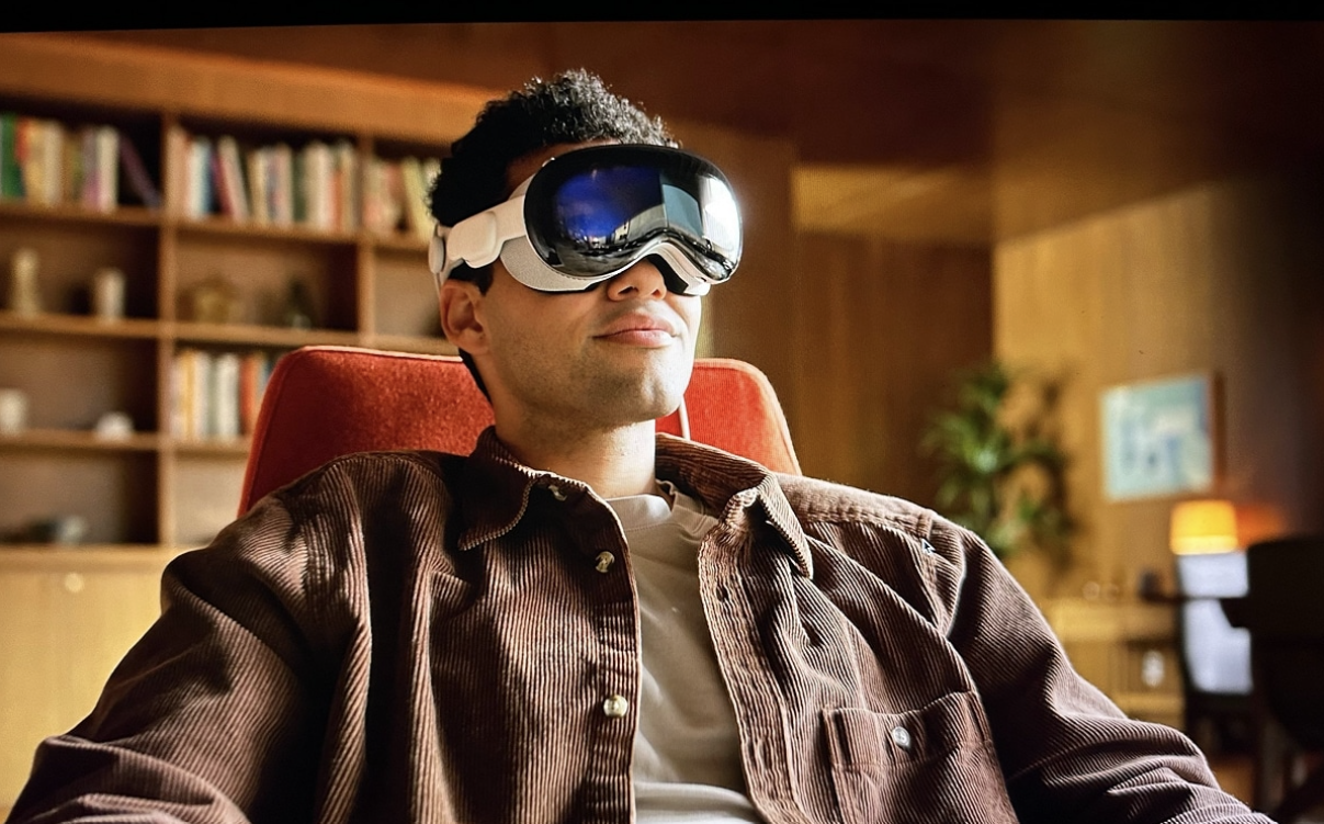 Apple lance Vision Pro, le casque de réalité mixte qui veut révolutionner notre quotidien