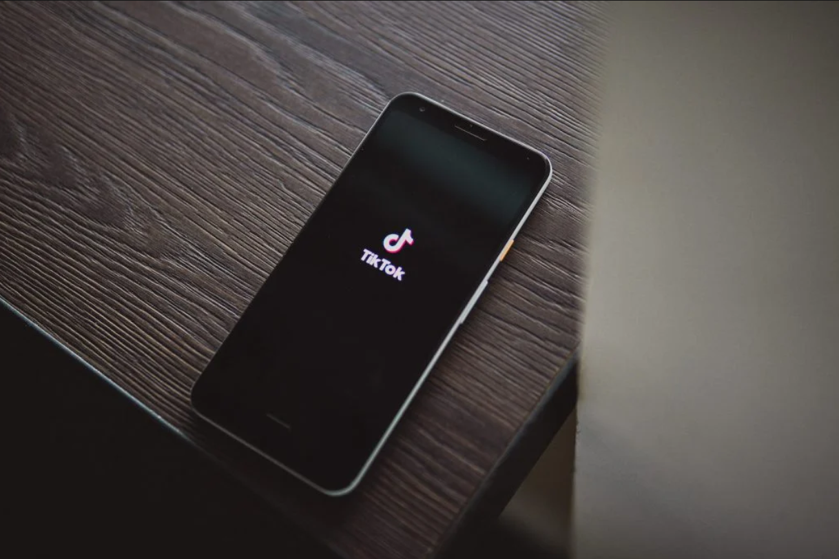 TikTok, responsable du suicide d’une adolescente ? Une plainte a été déposée
